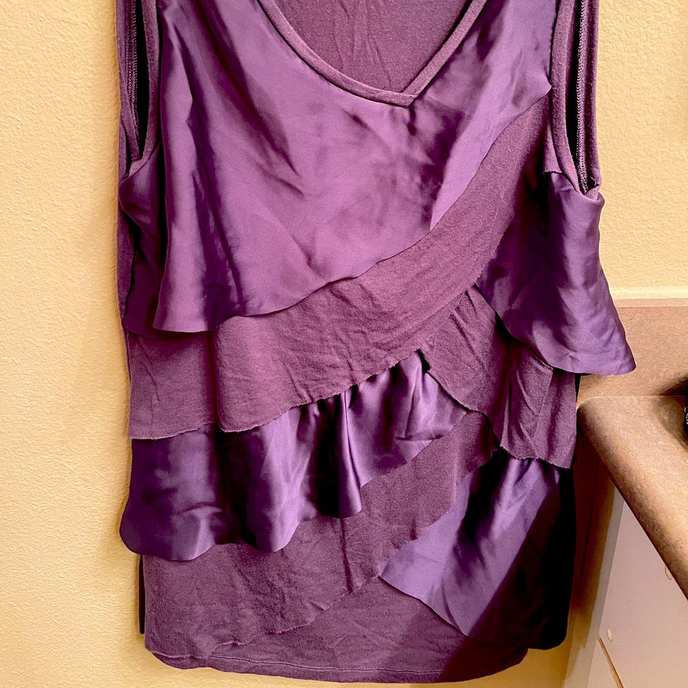 Sleeveless partly satin top..